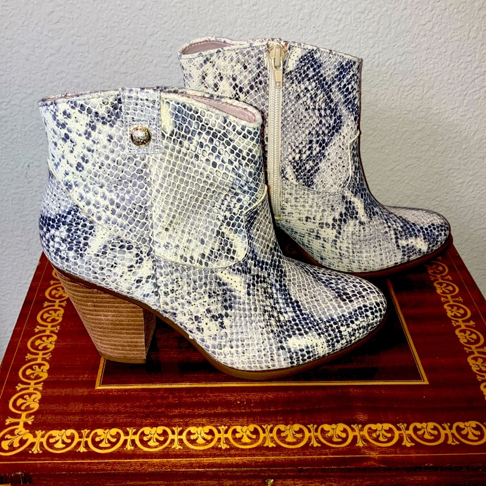New Vince Camuto Ankle 8 New Boots Leather Snakeskin Pattern cream Gray Silver